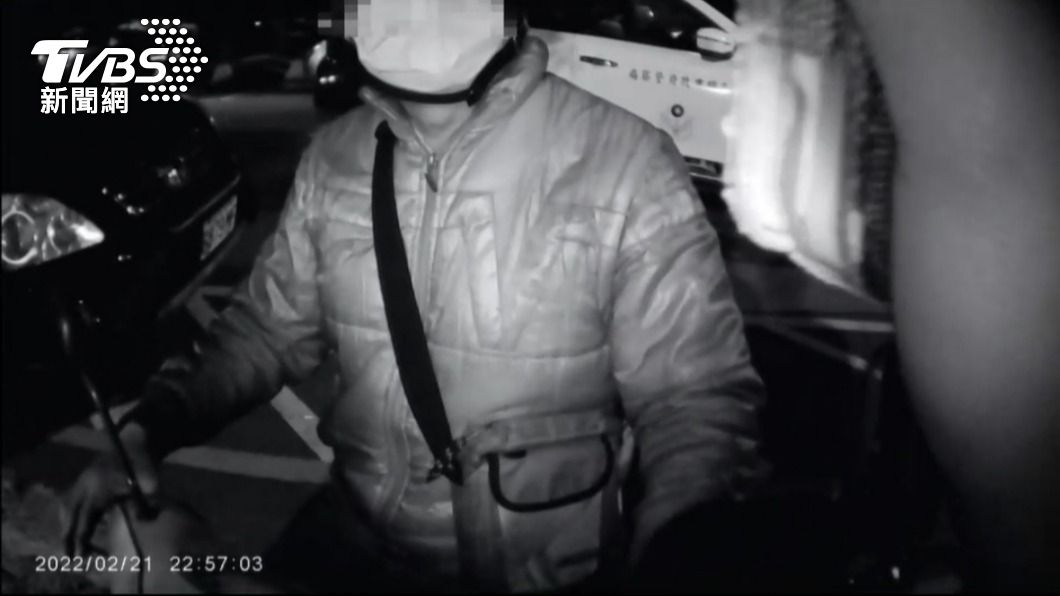楊男稱自己騎媽媽的報廢車，車牌是在資源回收廠撿來的。（圖／警方提供）
