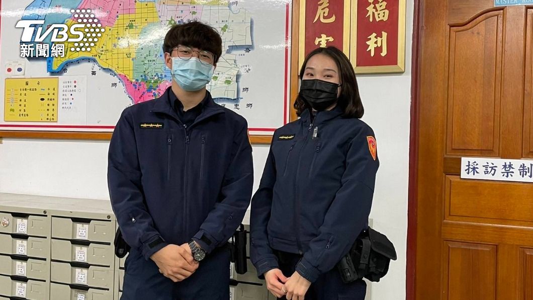 女警當場捕獲2名通緝犯立了大功。(圖/TVBS)