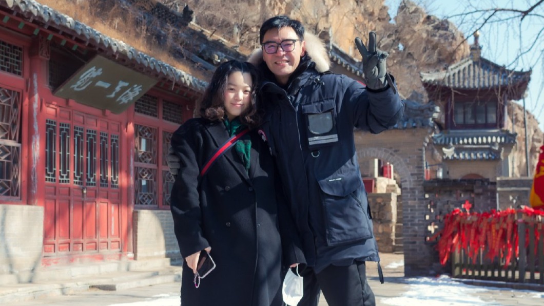 鍾鎮濤26歲女兒鍾嘉晴（左）傳出懷孕消息。（圖／翻攝自鍾嘉晴克洛伊小蜜蜂微博）