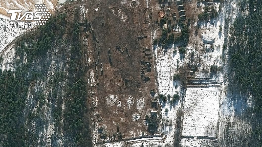 俄羅斯邊境出現運送坦克和大砲等重型裝備的軍車。（圖／達志影像歐新社）