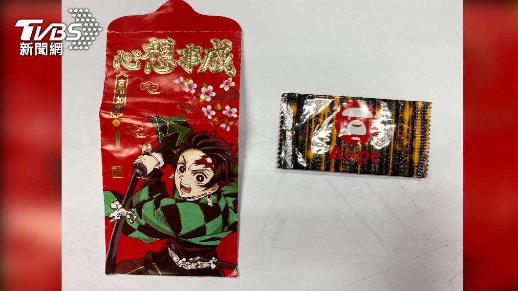 一行人將咖啡包藏紅包袋內。(圖/TVBS)