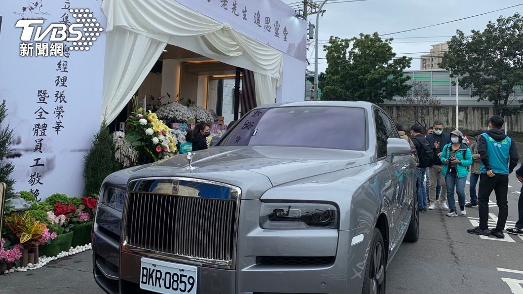 感應海董想開車!勞斯萊斯抵靈堂 遺孀淚囑亡夫:慢慢開