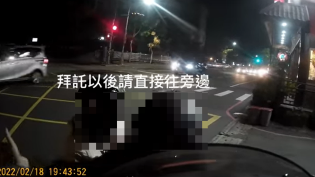 情侶檔不滿黃男煞車停路中禮讓，稱要往旁邊騎才對。（圖／翻攝自爆料公社）