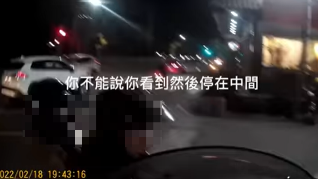 情侶檔不滿黃男煞車停路中禮讓，稱要往旁邊騎才對。（圖／翻攝自爆料公社）
