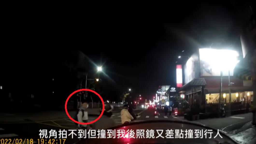 學生過馬路險象環生。（圖／翻攝自爆料公社）