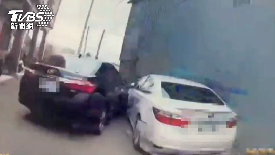 員警用車擋住嫌犯去路。(圖/TVBS)