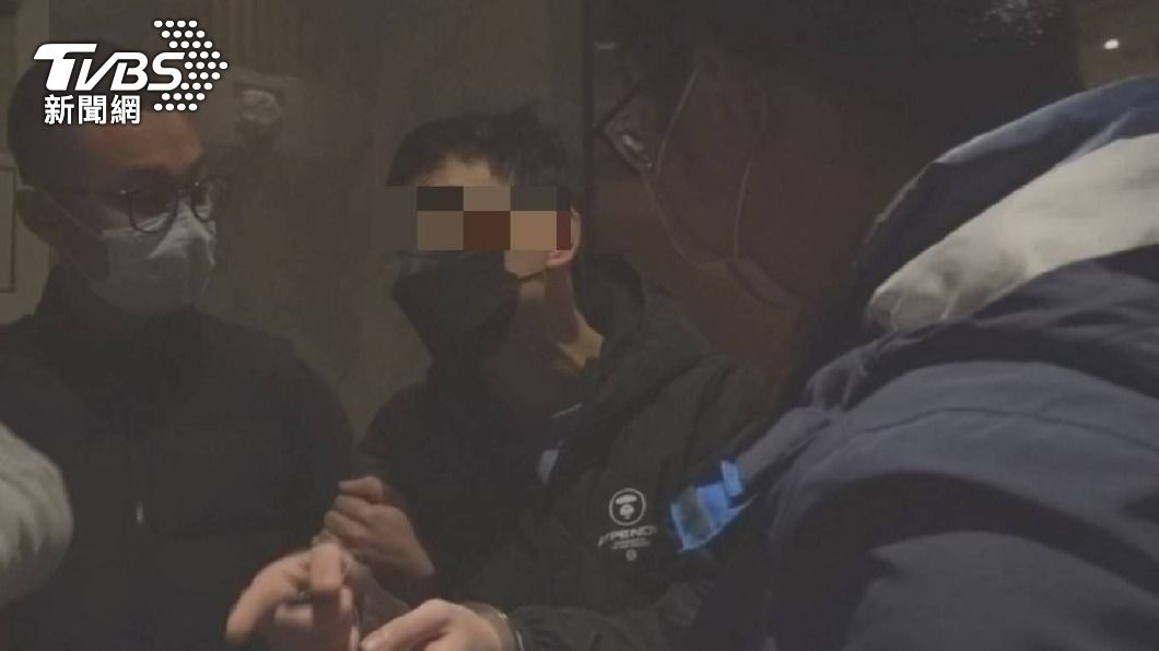 警方在彭偉明租屋處逮人,將他上銬解送歸案。(圖/警方提供)