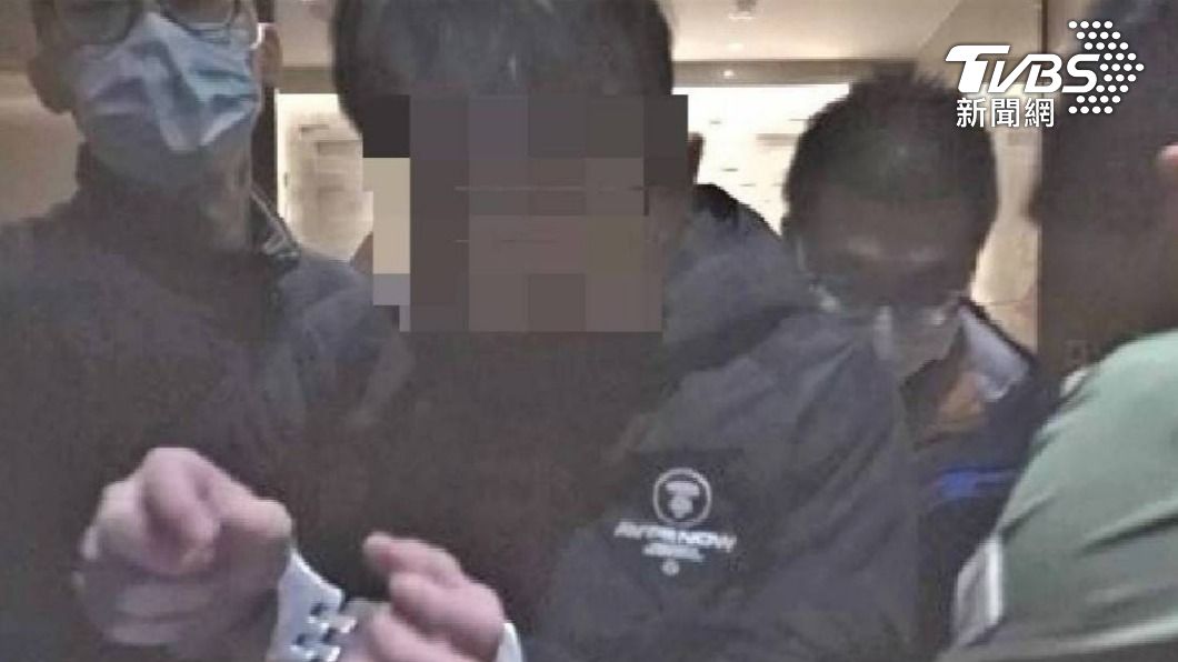 警方在彭偉明租屋處逮人,將他上銬解送歸案。(圖/警方提供)