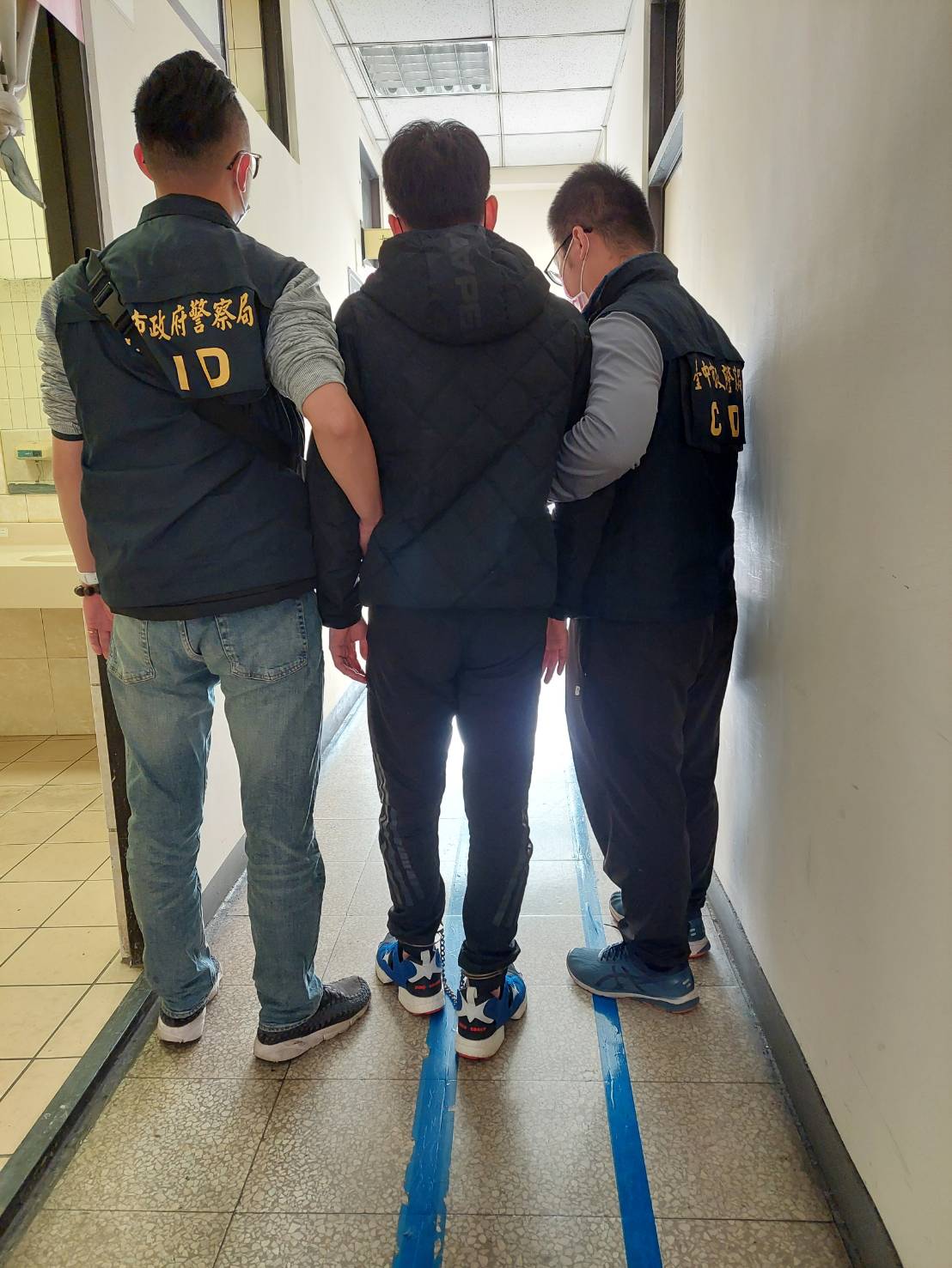 彭偉明涉及三重區一起恐嚇取財遭通緝,躲台中租屋處落網。(圖/警方提供)