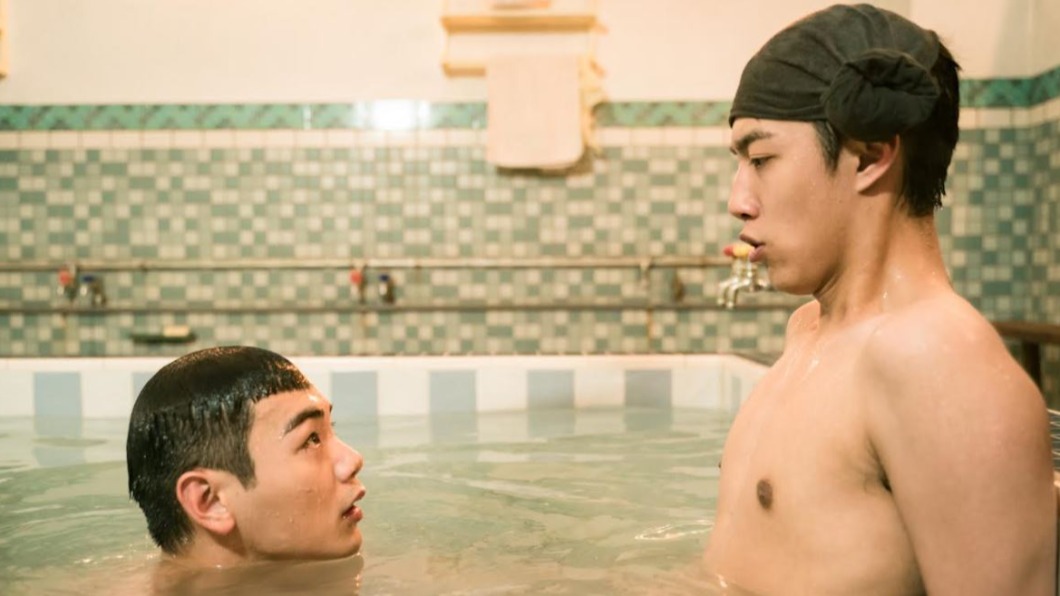 不懂人體構造的人魚禾浩辰(右)驚呼人類的生理反應,對蔡凡熙西說你下面腫腫的。(圖/羚邦集團提供)
