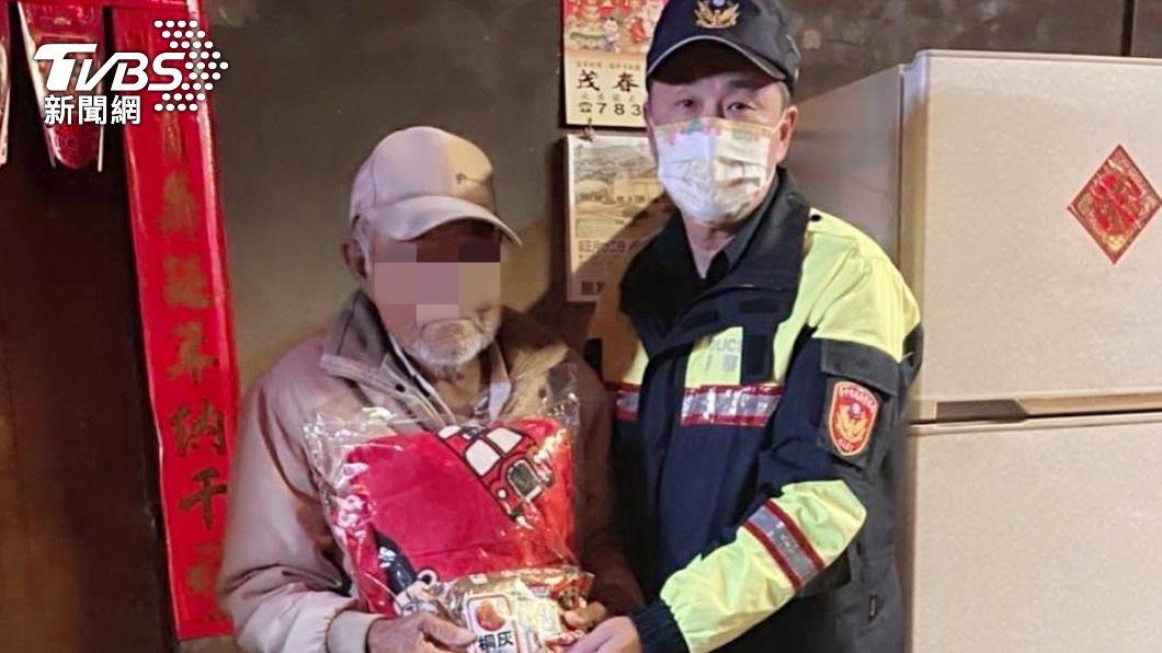 北港警勤探視獨居老人　送毛毯和暖暖包噓寒又問暖