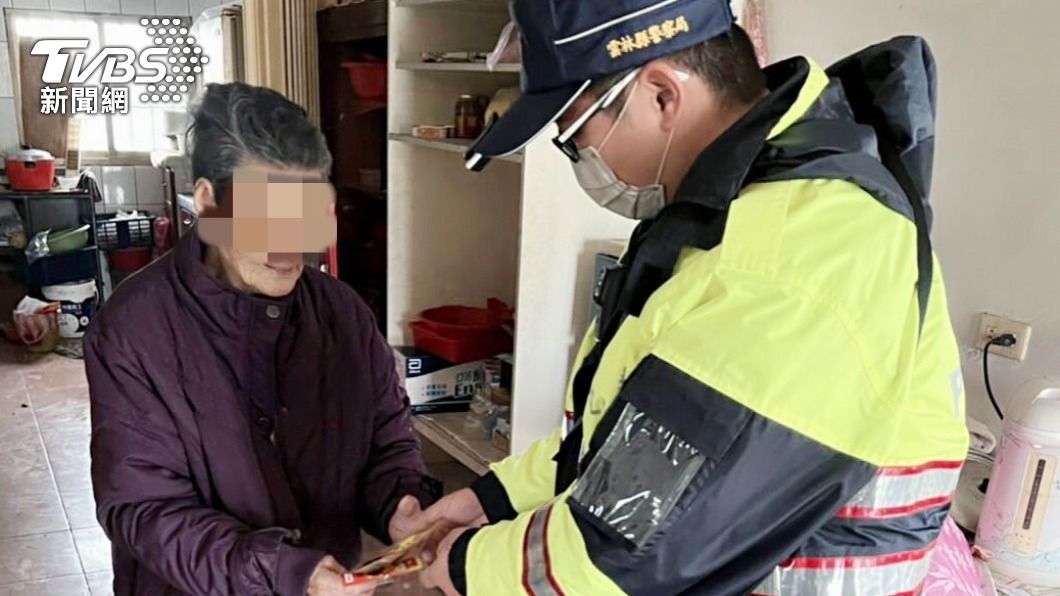獨居阿嬤見警察來訪關心，讓她十分高興。（圖／TVBS）
