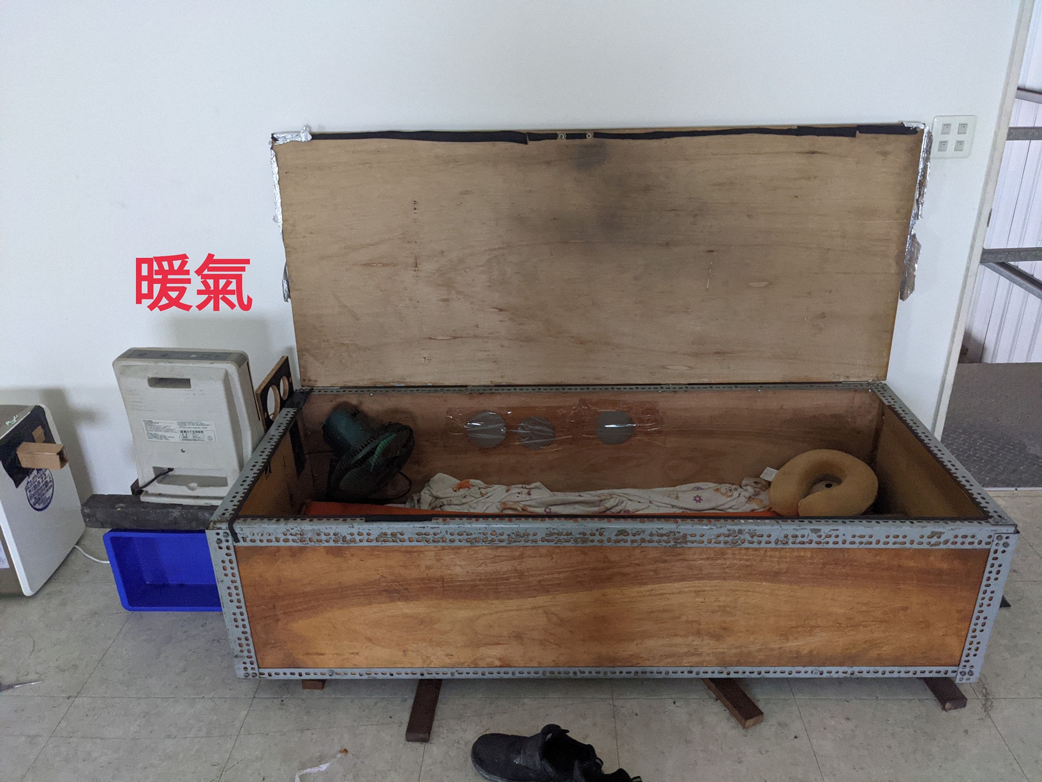 賴男表示「木箱床」冬暖夏涼很舒適。(圖/翻攝自臉書社團「爆怨公社」)