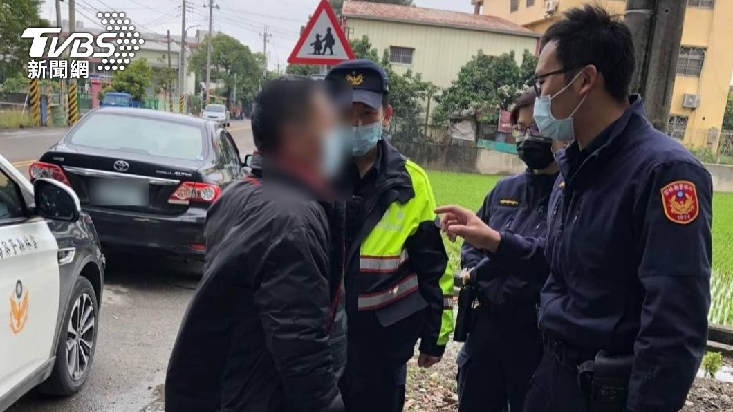警方向民眾詳細解說近期詐騙集團通用手法。（圖／TVBS）