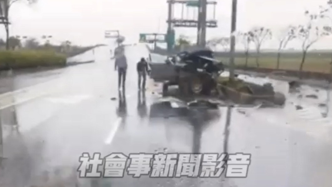 天雨路滑?嘉義轎車高鐵大道撞分隔島 駕駛雙腿變形送醫