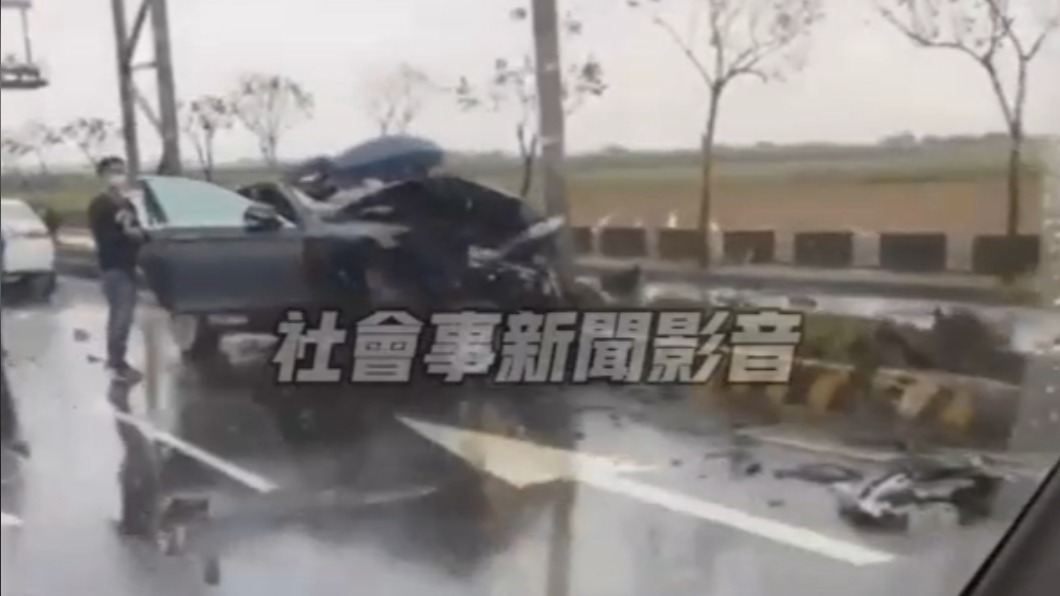 轎車面目全非。(圖/翻攝自社會事新聞影音)