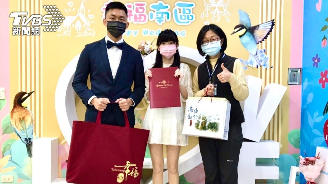 南區戶所登記新人提前預約結婚,選在下午2時22分完成登記。(圖/台中市府提供)