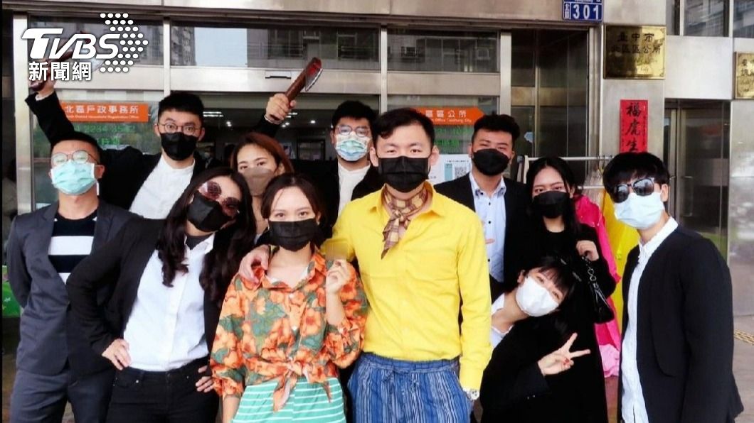 北區戶所登記新人精心打扮電影「功夫」的「神鵰俠侶」及「斧頭幫」親友團。(圖/台中市府提供)