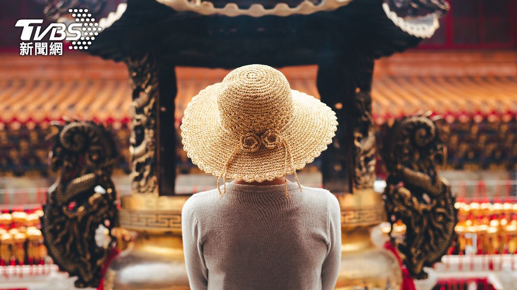 不少民眾會到廟宇祈願。(示意圖/shutterstock達志影像)