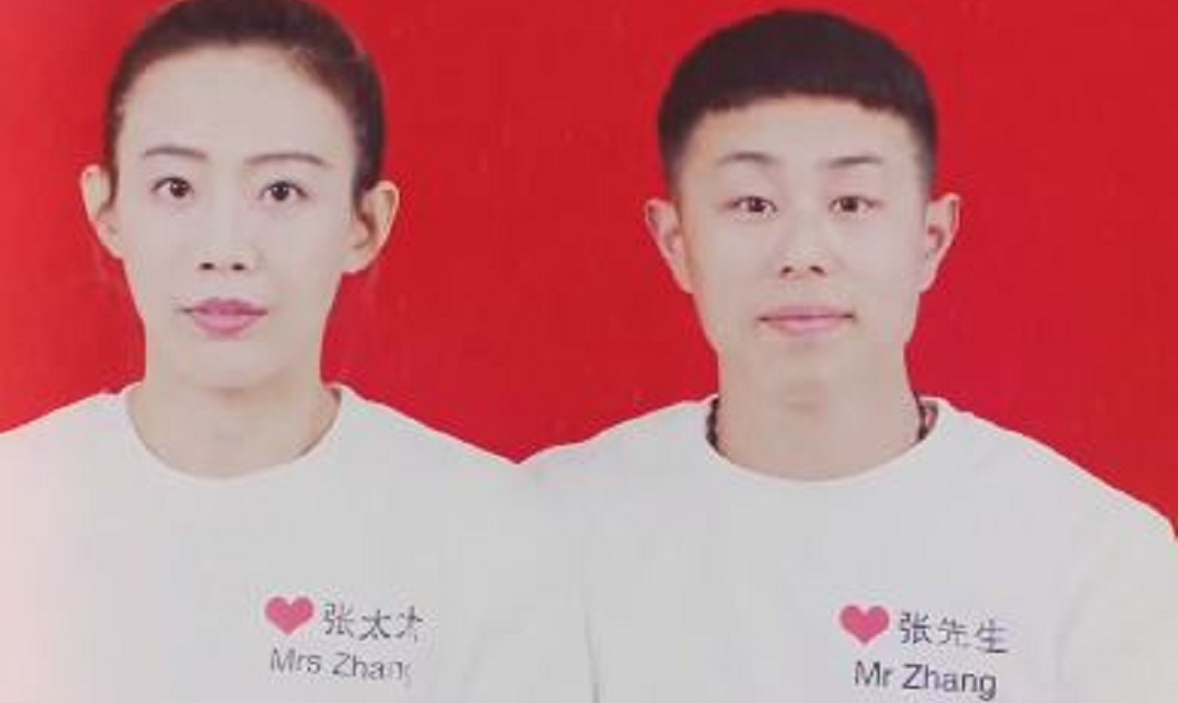 陳竹音還分享兩人分別穿著印有張先生和張太太的上衣。（圖／翻攝自台灣學姐陳竹音微博視頻）