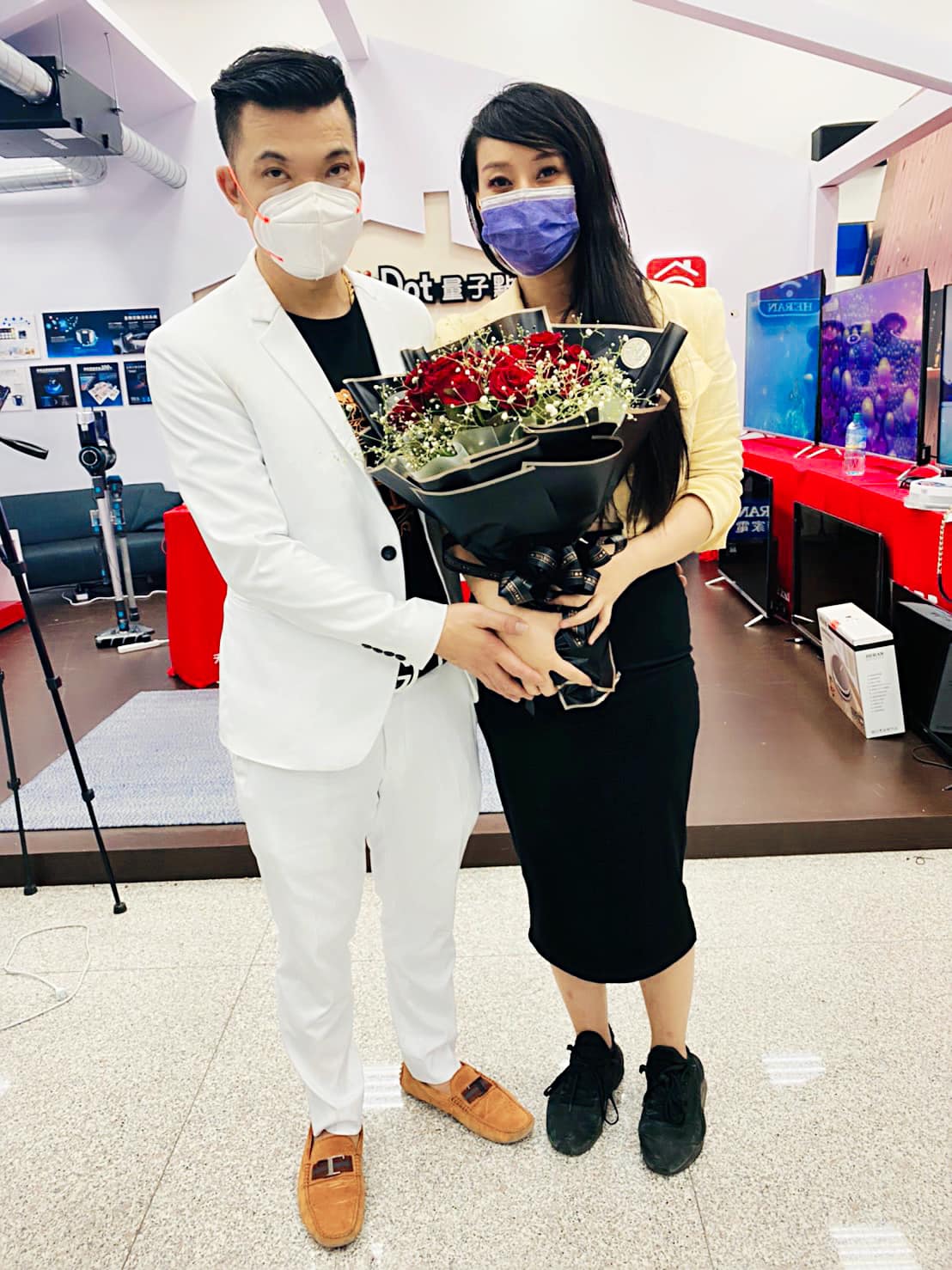 王三郎日前求婚邱主任定情成功。(圖/翻攝自「王三郎來了」粉專)