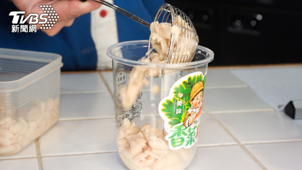 業者將香菜豆乳加入飲品。(圖/業者提供)