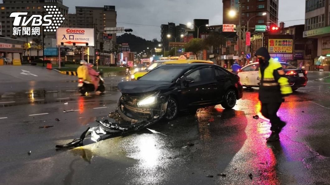 左轉燈還沒亮!COSTCO外猛撞計程車 車頭全毀1送醫
