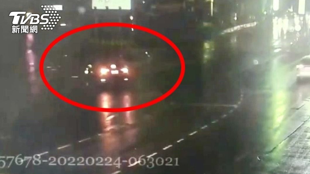 黑車未等左轉燈亮起就轉彎撞上計程車。(圖/TVBS)