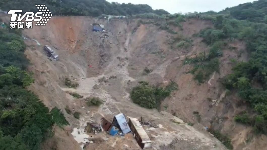 連下39天的雨!基隆槓仔寮土石坍方擴大 籃球場遭吞沒