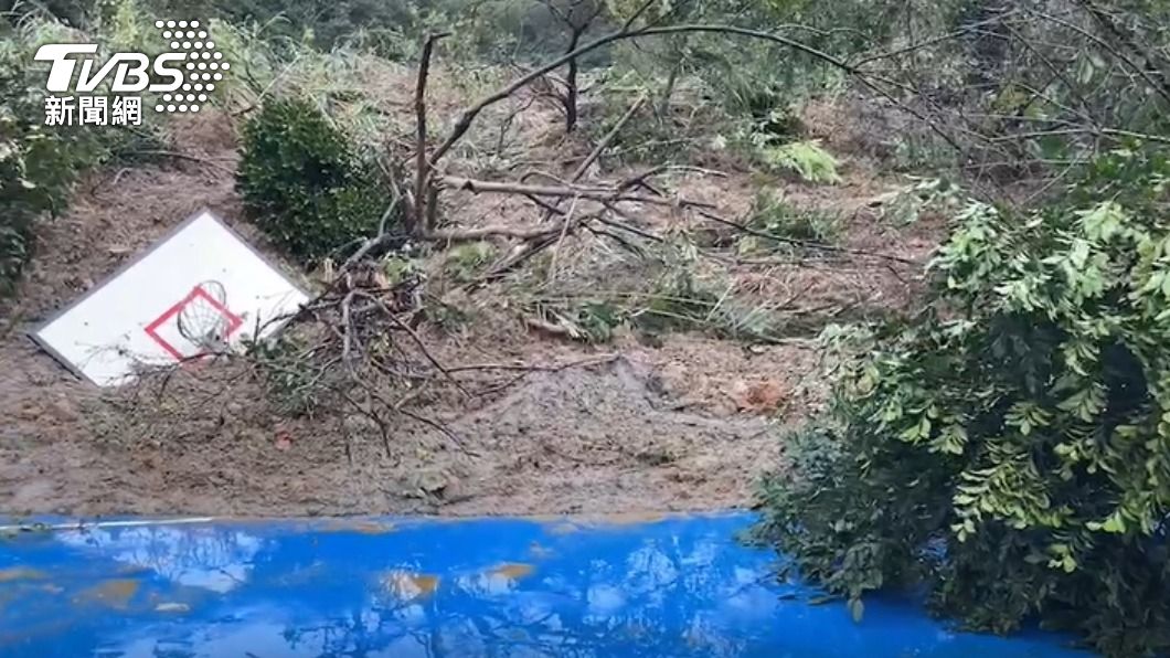 下方籃球場慘遭吞沒。（圖／TVBS）