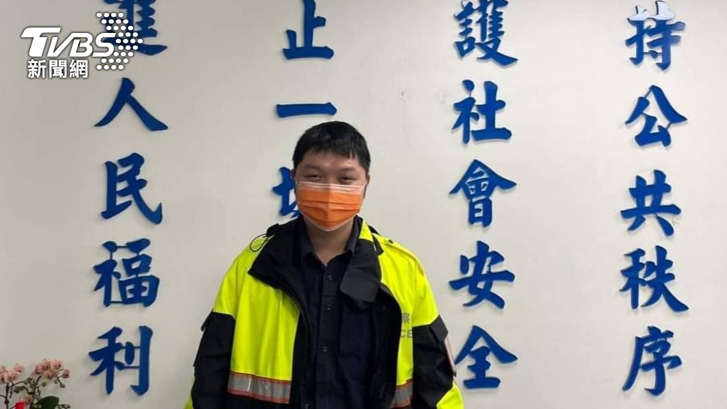 員警在30分鐘內排除這場拋錨事故。(圖/TVBS)