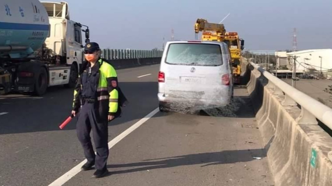 臺61線廂型車顧路拋錨　駕駛嚇爆：很怕後面直接撞上來