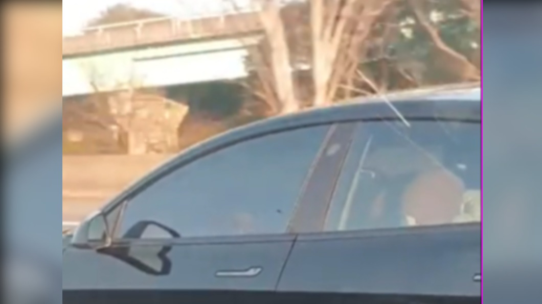 駕駛這樣的行為恐怕已經構成危險駕駛之條件。(圖/翻攝自爆料公社)