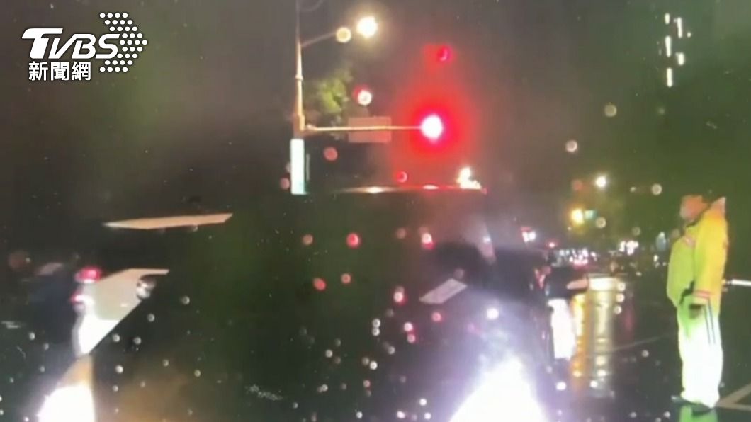 轎車直接撞上停等中的車輛。(圖/TVBS)