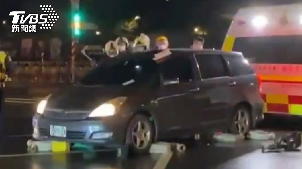 警消人員破窗。(圖/TVBS)