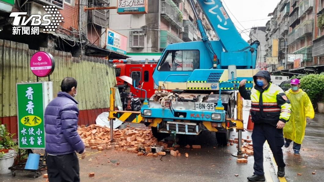 宛如絕命終結站!吊車吊繩索突斷裂 磚塊砸屋主墜樓昏迷