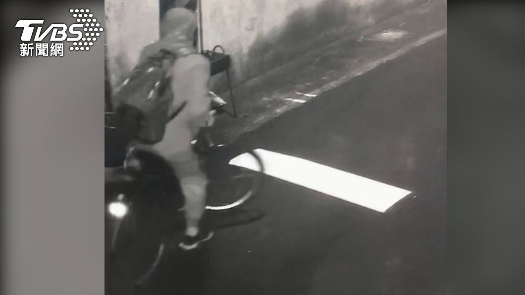 騎腳踏車、穿雨衣行竊。(圖/TVBS)