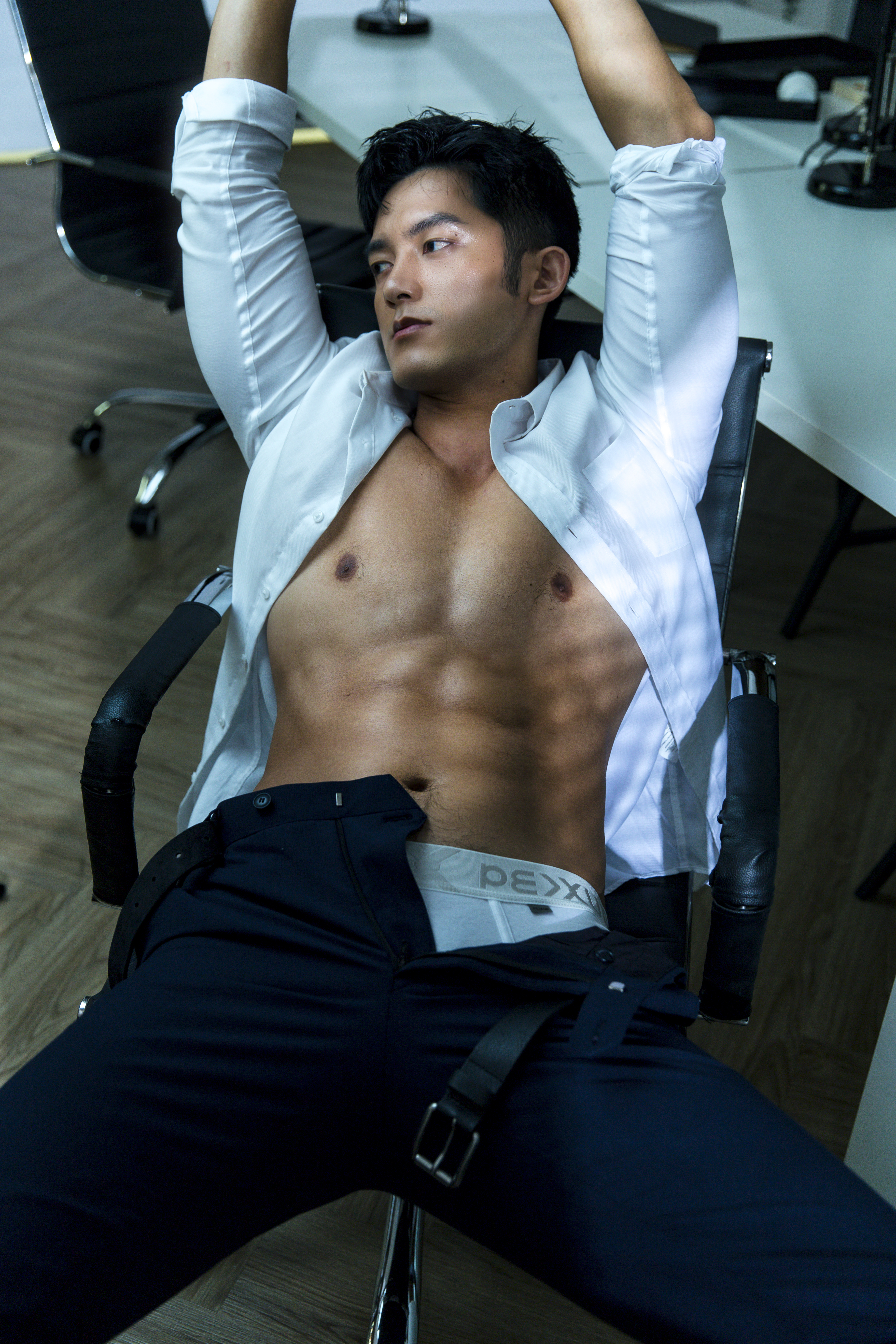 林冠宇若隱若現的露出內褲，相當誘人。（圖／尖端出版社提供）