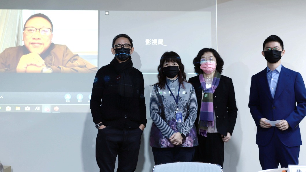 特別獎委員湯昇榮總經理(左起連線畫面)、110年電視金鐘獎總召曹瑞原導演、文化部次長李靜慧、文化部影視局局長徐宜君與主持人視網膜合影。(圖/文化部提供)