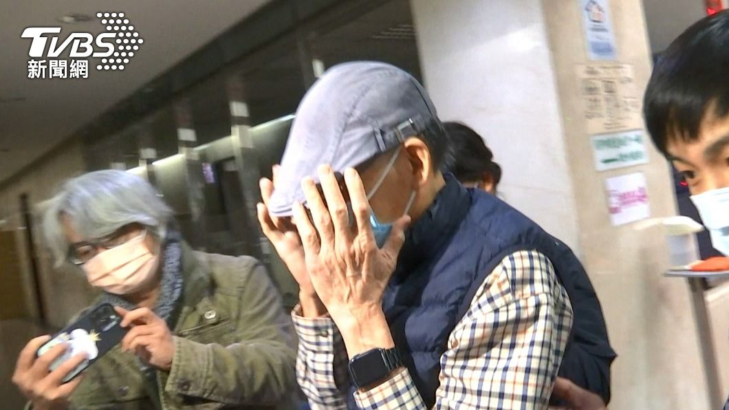 教授黃兆龍一見到鏡頭趕緊遮臉。（圖／TVBS）