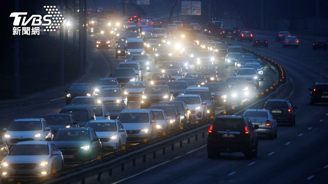 烏克蘭公路出現離開基輔的車潮。（圖／達志影像路透社）