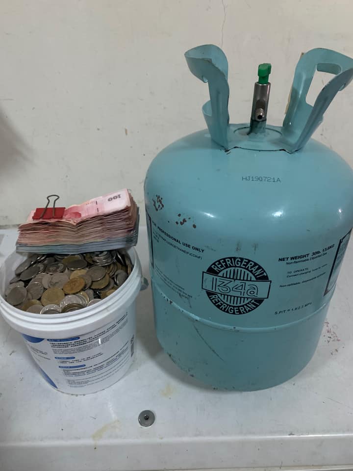 網友使用冷媒空桶當作撲滿。(圖/翻攝自爆廢公社)
