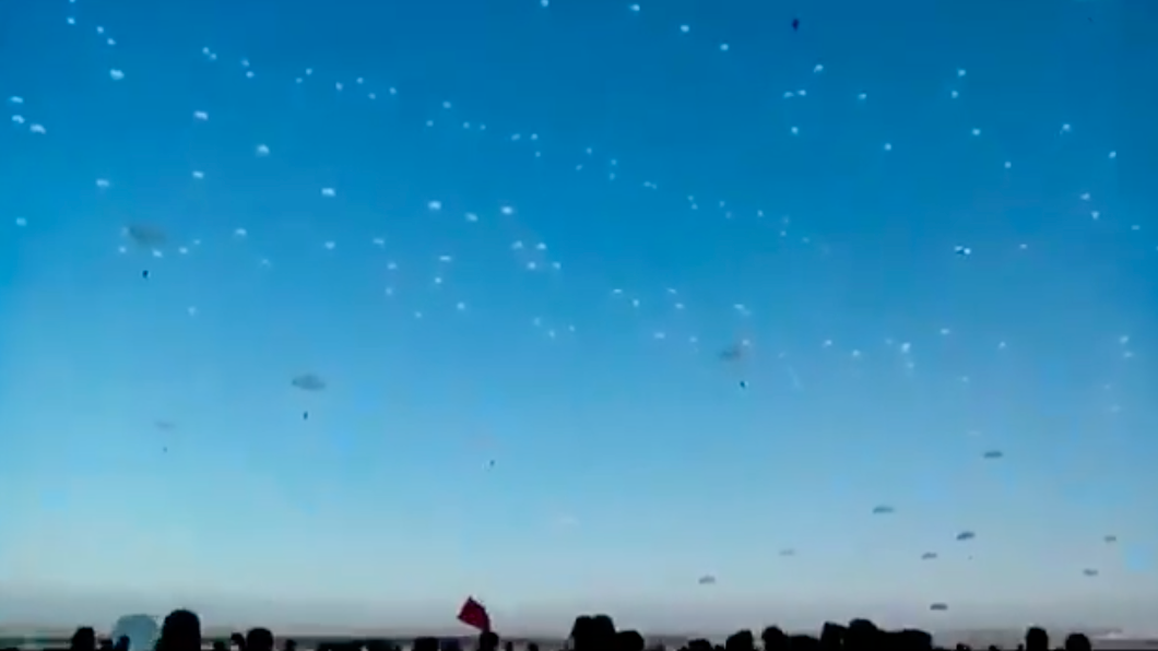 網傳上萬俄羅斯傘兵空降,畫面相當震撼,後來證實為舊畫面。(圖/翻攝自推特)