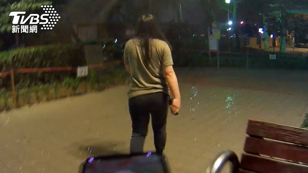 女子起初不願意接受員警的幫助而逕自離。(圖/TVBS)