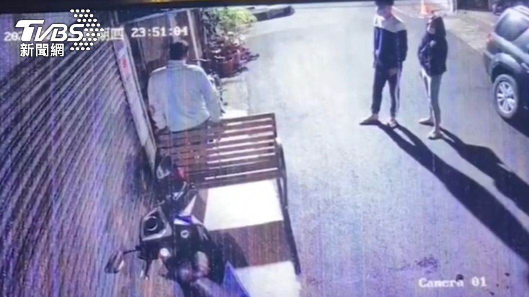 曾女夥同幾名友人到場理論（白衣男為鄰居）。（圖／TVBS）