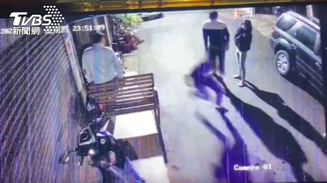 蔡男突然奪門奔出屋外。（圖／TVBS）