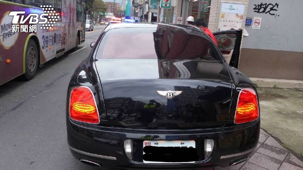 撞大的賠大的!曳引車欲右轉 慘A千萬賓利「凹了」