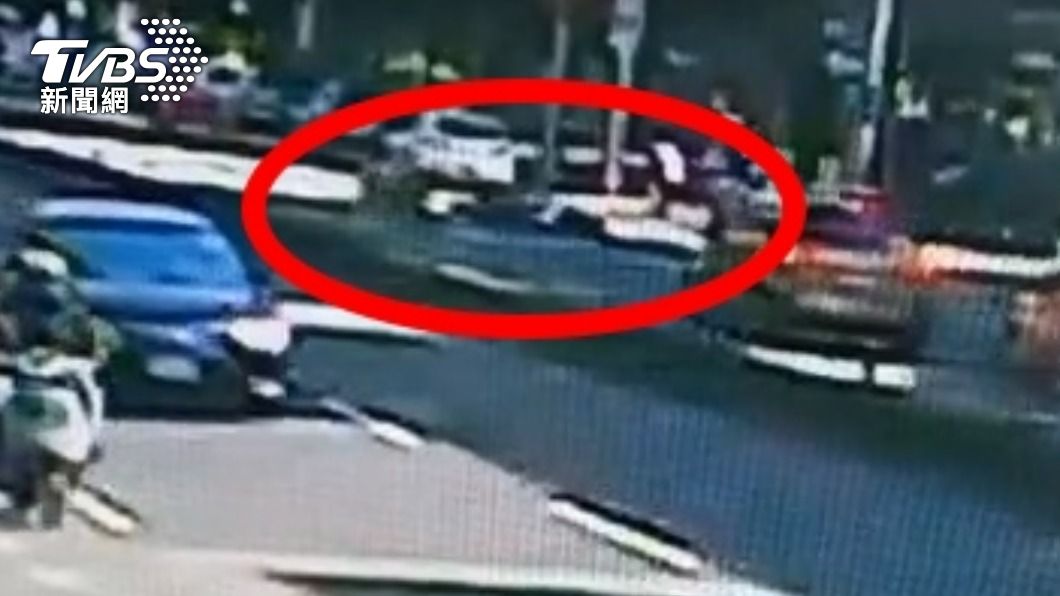 騎士撞上紙箱摔車。(圖/TVBS)