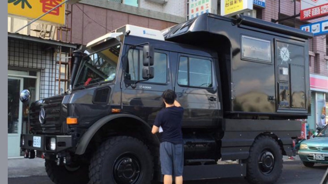 除了Unimog U5023外，過去也有網友拍攝到舊款的Unimog U4000車型。(圖片來源/ 翻攝自爆廢公社)