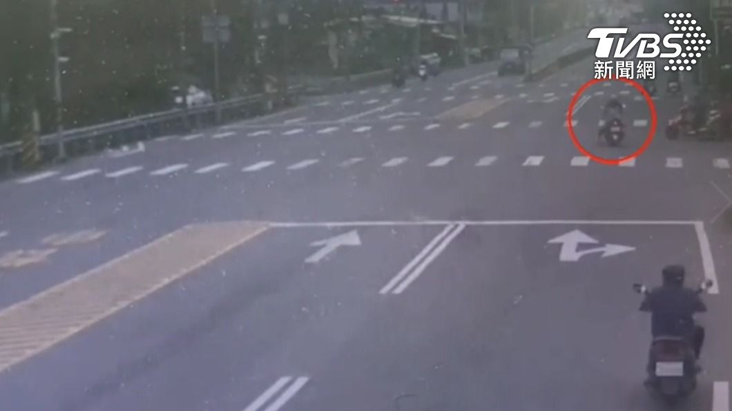 黃女沿路闖紅燈，最後出車禍。（圖／TVBS）